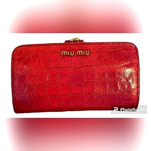 MIU MIU RED PATENT LEATHER CROC PRINT KISS LOCK/ ZIPPER LONG WALLET  EUC